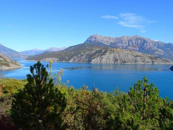 Randonner autour du lac de Serre Ponçon en été