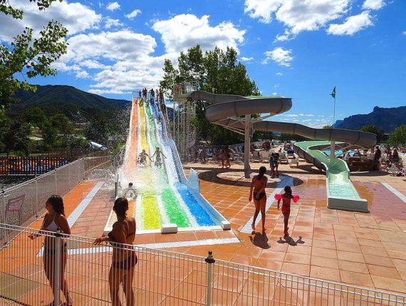 Activités nautiques au parc aquatique