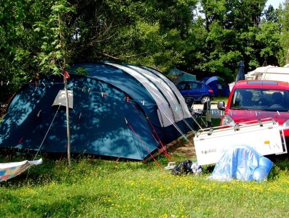 Emplacement de camping pour tente et voiture