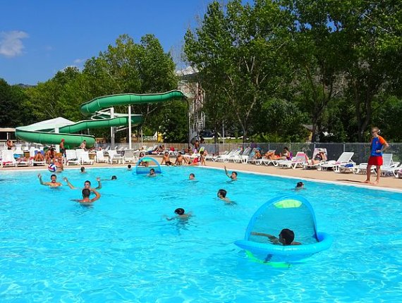 Un match de Water-Polo dans la piscine du Parc aquatique