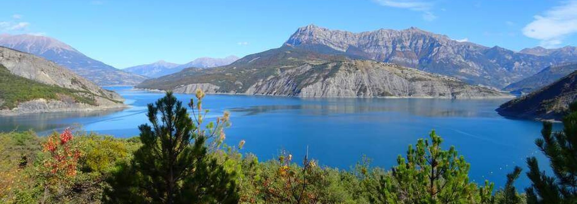 Randonner autour du lac de Serre Ponçon en été