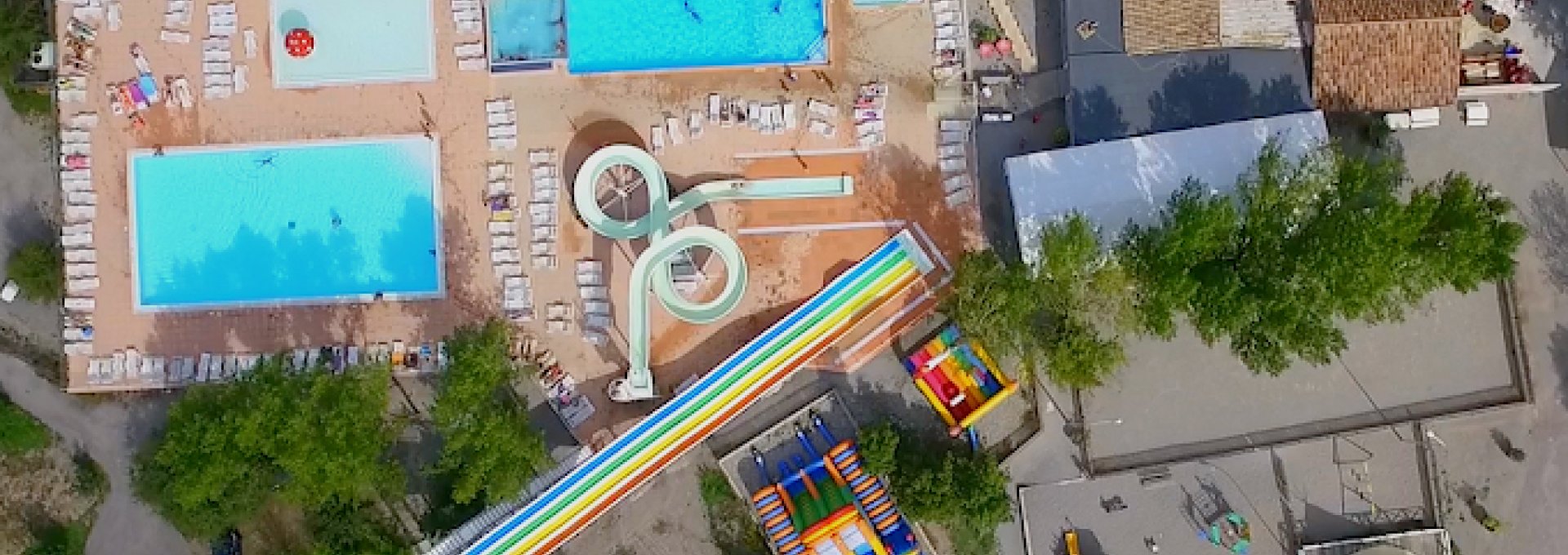 Vue aérienne du parc aquatique du camping du Lac à Curbans