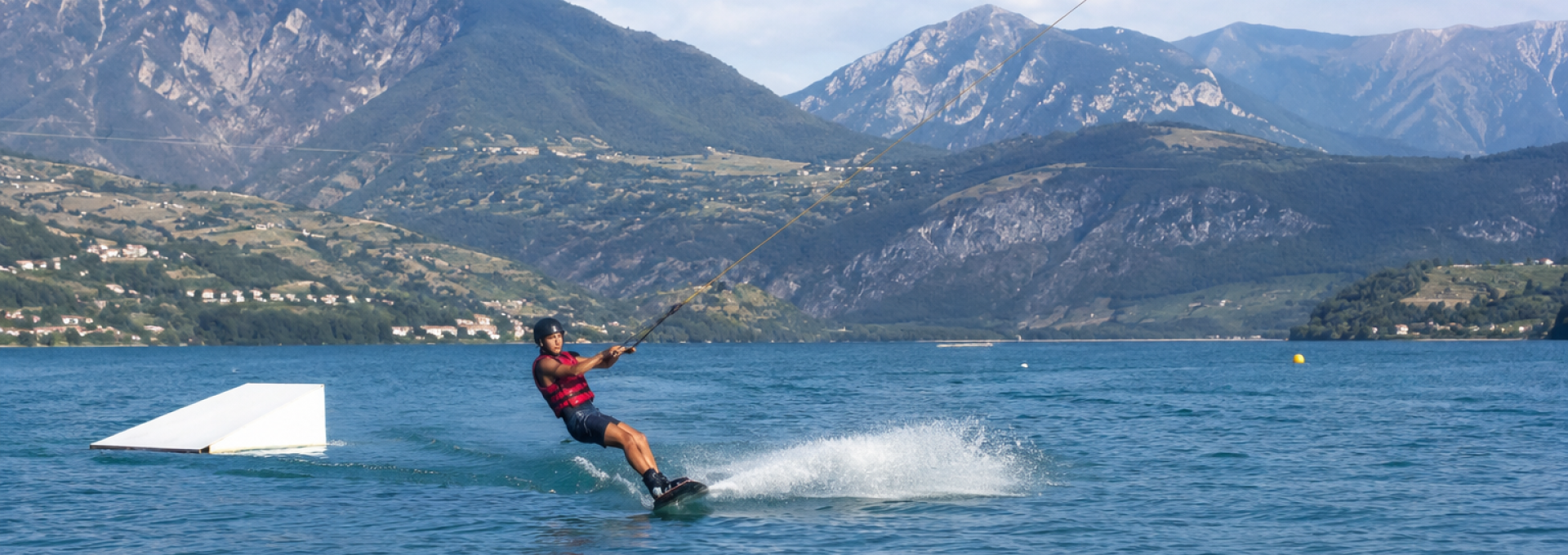 cours de wakeboard sur le lac de Serre Ponçon