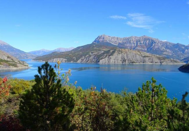 Randonner autour du lac de Serre Ponçon en été