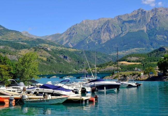 Bateaux de pêche sur le lac