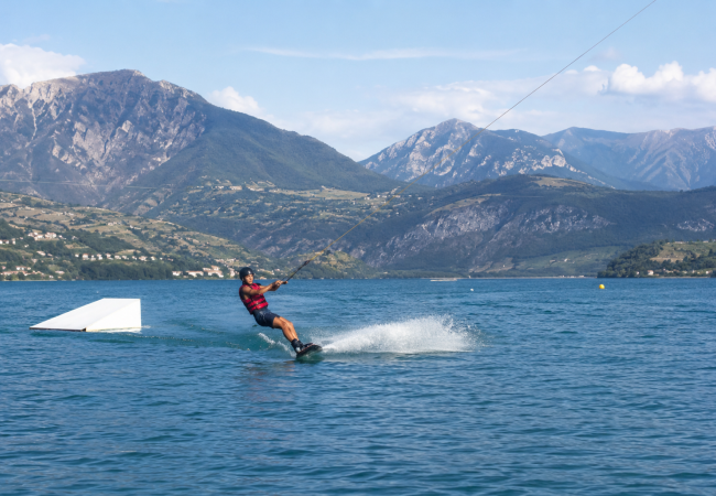 cours de wakeboard sur le lac de Serre Ponçon