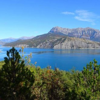 Randonner autour du lac de Serre Ponçon en été