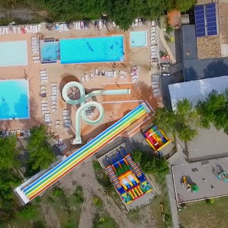 Vue aérienne du parc aquatique du camping du Lac à Curbans