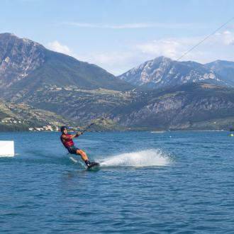 cours de wakeboard sur le lac de Serre Ponçon