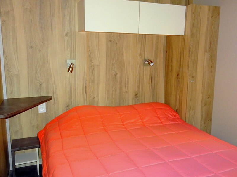 Ouderlijke slaapkamer van het zeer comfortabele chalet met 160 bedden