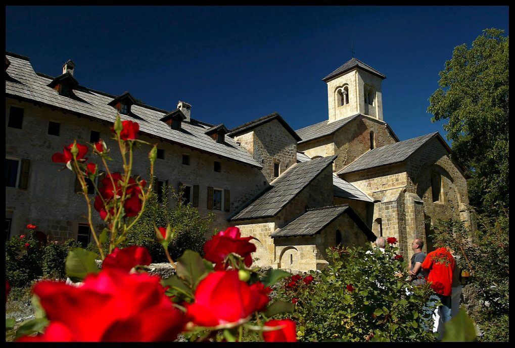 De abdij van Boscodon ligt in de stad Crots in de buurt van Savines-Le-Lac