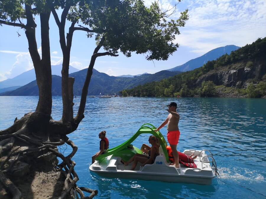 Rent pedal boats on the Serre Ponçon lake!